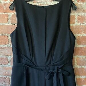 David Meister Sleeveless Black Dress w/Tailored Fit and front/Bow EUC versatile